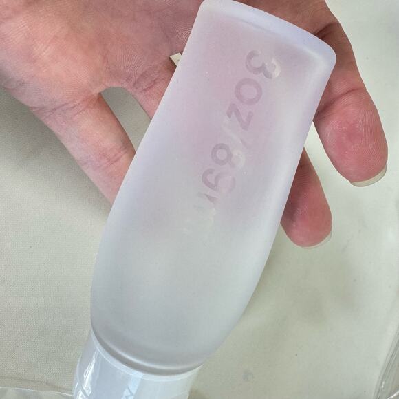 New In Bag 4 Piece Travel Shower Bottles Portable Labels Zippered Pouch Silicone - Picture 3 of 5